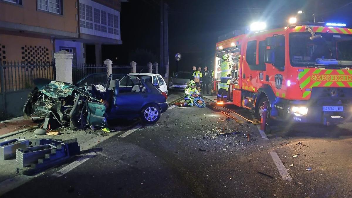 El coche de la víctima mortal del accidente tras excarcelar al conductor.