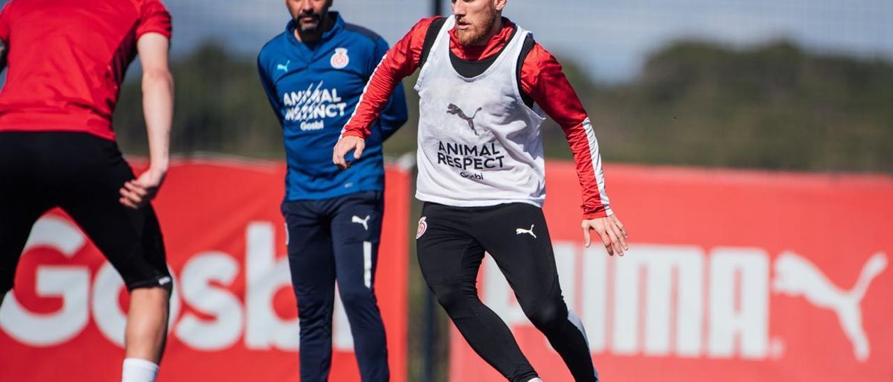 Míchel observa Samu Saiz en un entrenament