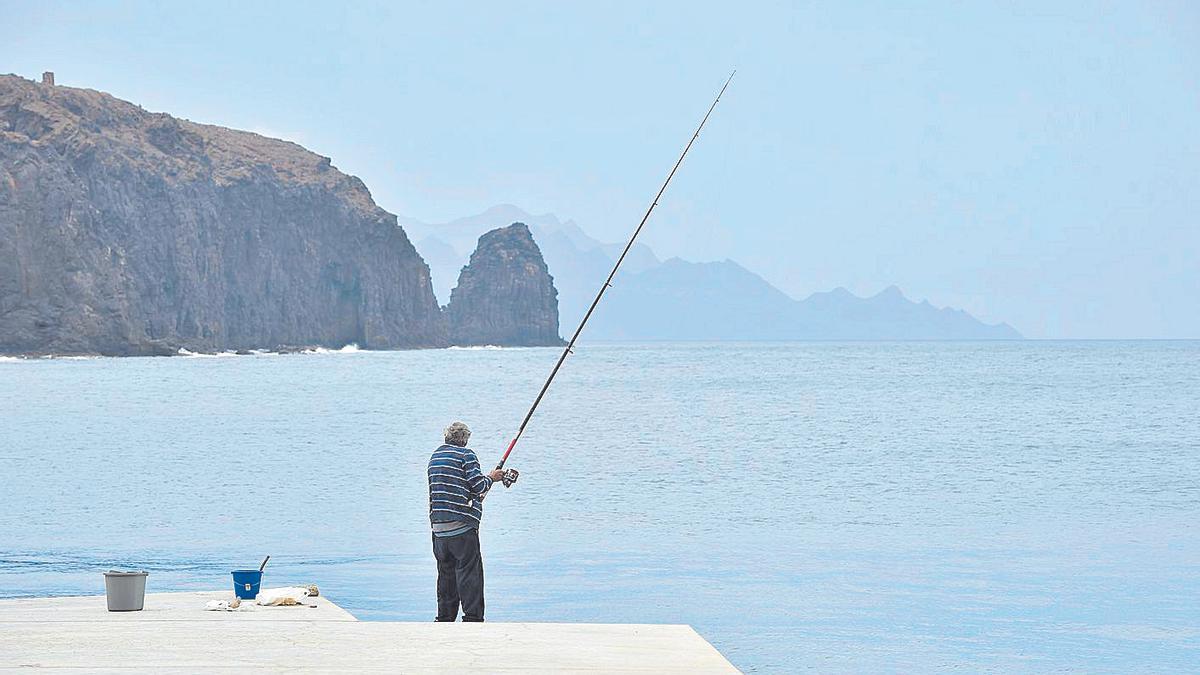 Un pescador en la playa de Sardina del Norte, esta semana .