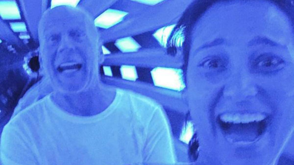 Bruce Willis y su mujer, Emma Heming, en una montaña rusa de Disneyworld.
