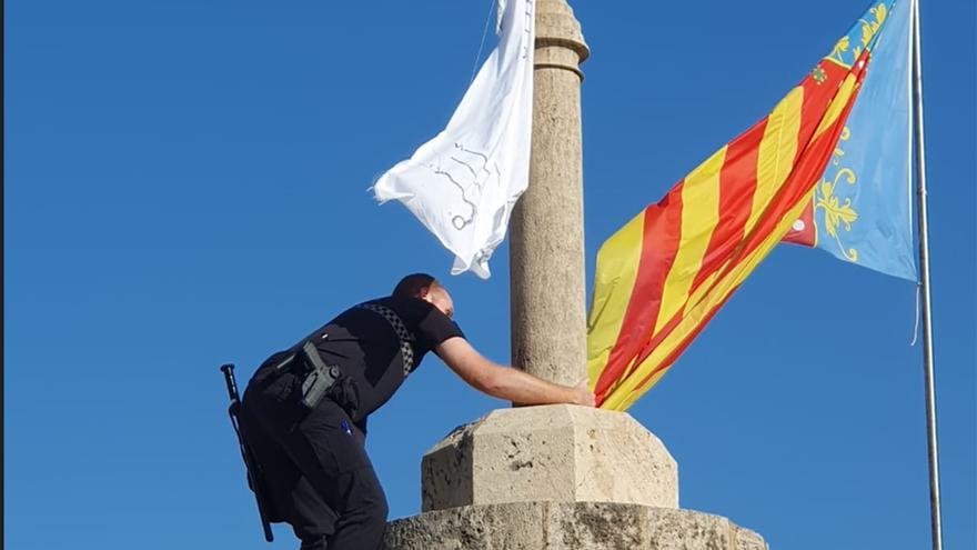 Aparece una bandera con versículos del Corán en las Torres de Serranos