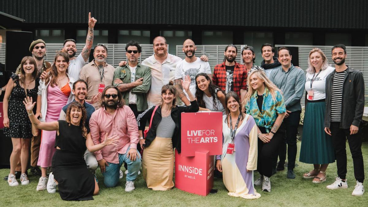 Artistas y  organizadores al finalizar el ‘Live Fot The Arts’ de Liverpool.