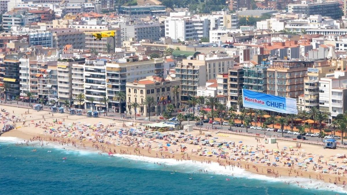 Avioneta de la empresa Tavisa, fletada para una campaña promocional por la costa catalana.