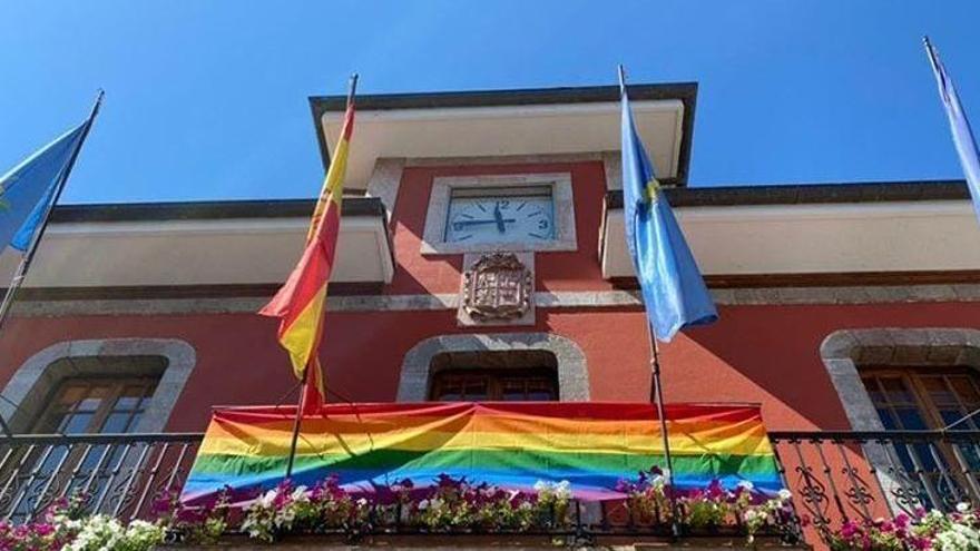 ¿Puede ondear la bandera arcoíris en los edificios públicos?