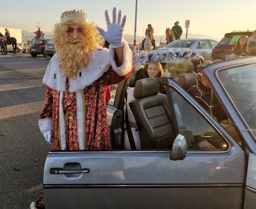 Los Reyes Magos llegaron en coches clásicos y se subieron a tres carrozas adornadas con motivos de personajes de cuentos.