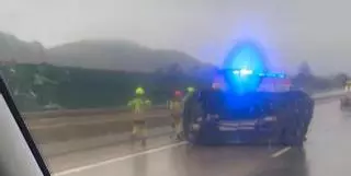 Nuevo susto en las carreteras de Castellón: Vuelca un coche en medio de la CV-10