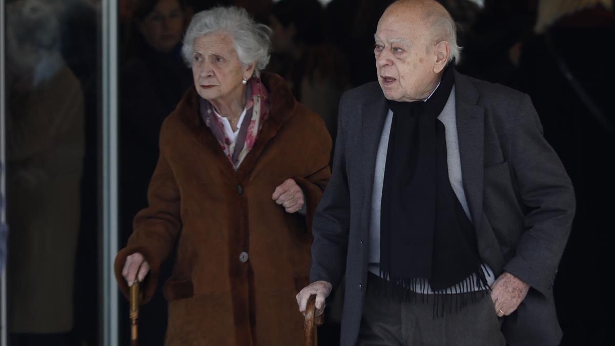Marta Ferrusola y Jordi Pujol el 12 de febrero del 2020, en el funeral de Diana Garrigosa, la esposa de Pasqual Maragall, en el tanatori de Sant Gervasi
