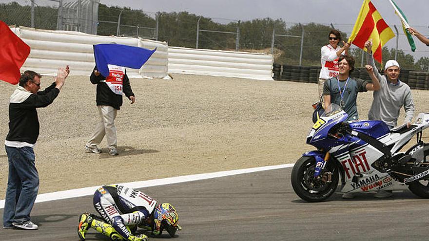 Festejo. El italiano Rossi, de rodillas, besa el asfalto de Laguna Seca tras su colosal victoria.