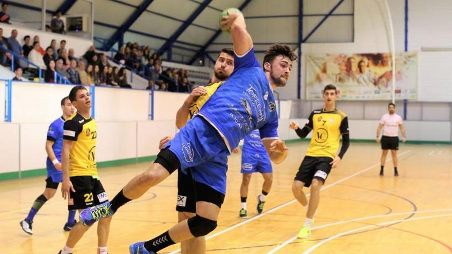 Francisco Gil recoge un rebote y lo transforma en gol durante el partido Torrevieja-Algemesí