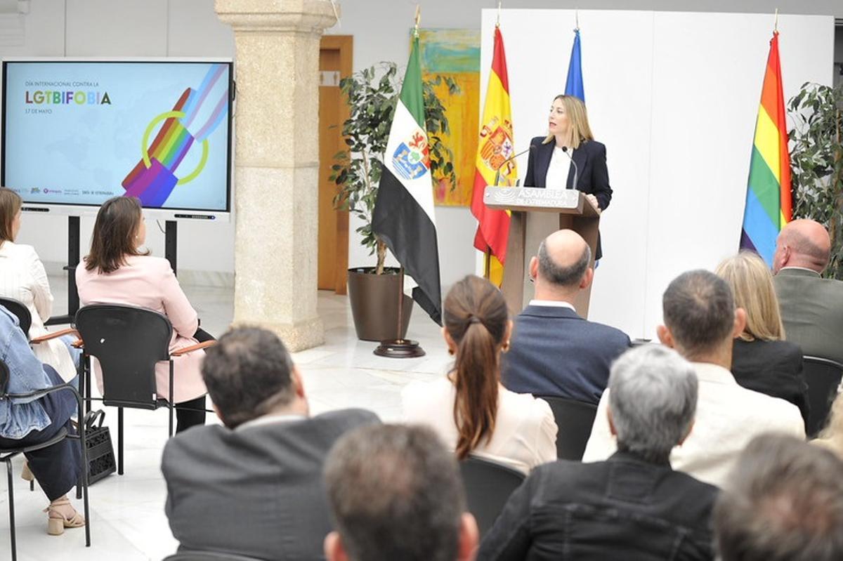 María Guardiola, en el acto contra la LGTBIfobia celebrado en la Asamblea de Extremadura.