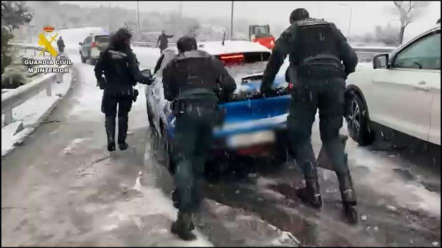 La Guardia Civil auxilia a los coches atascados por el temporal que afecta a más de 75 carreteras