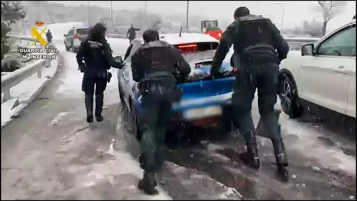 La Guardia Civil auxilia a los coches atascados por el temporal que afecta a más de 75 carreteras