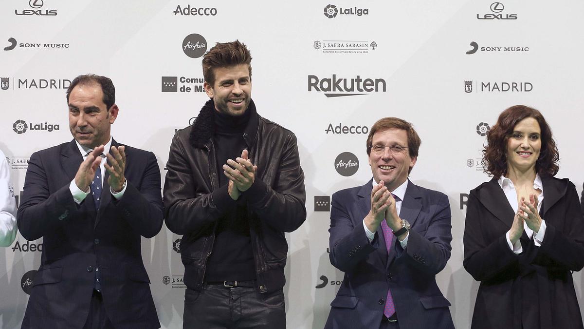 Albert Costa, Gerard Piqué, José Luis Martínez-Almeida e Isabel Díaz Ayuso en la presencia de la Copa Davis de 2019.