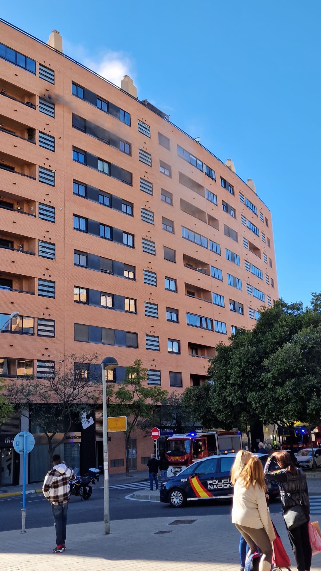 Un intoxicado en un incendio en una vivienda de Alicante