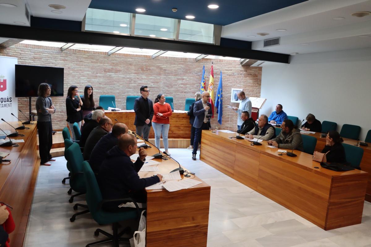 Recibimiento a los primeros 55 trabajadores con contratos dana por parte del alcalde Saura.