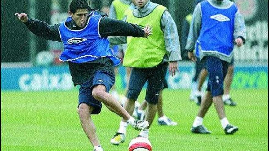 Canobbio controla el balón, ante Jorge y Mario Suárez, en el entrenamiento de ayer en A Madroa. / Rafa Estévez