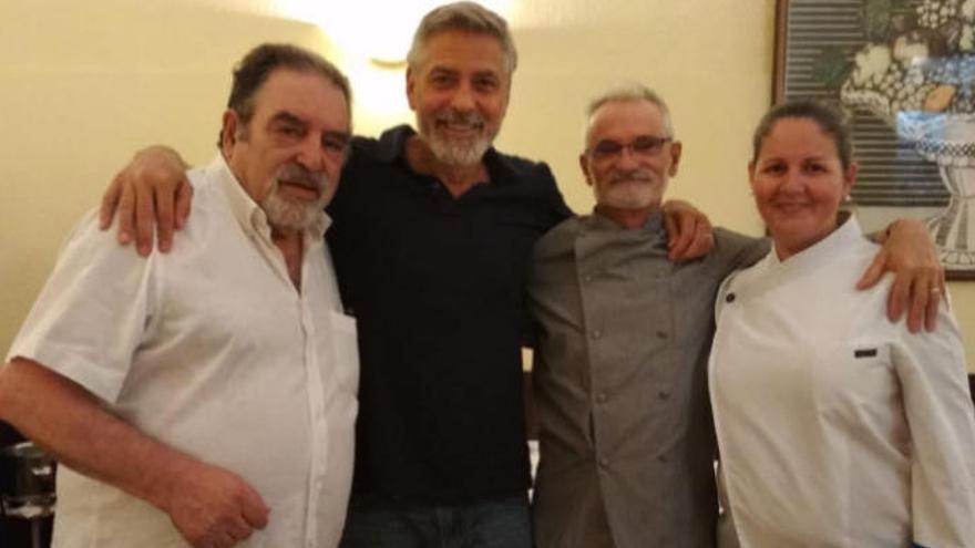 En la imagen se puede observar el equipo del restaurante El Coto de Antonio junto a George Clooney.