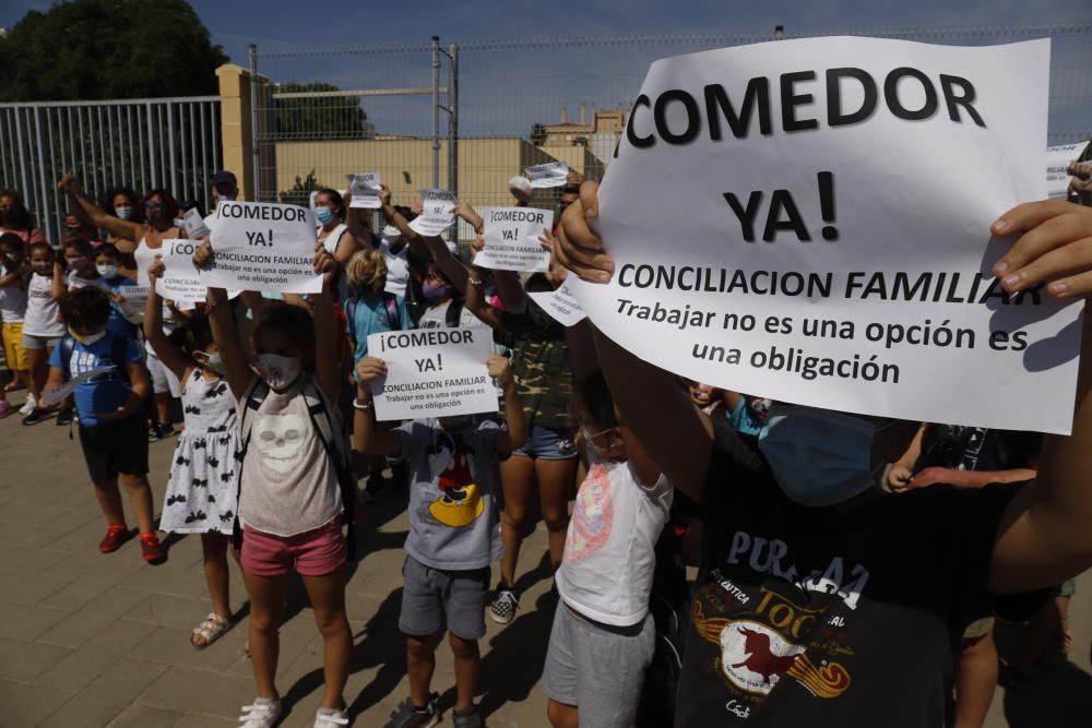 Las familias protestaron montando su propio comedor móvil en plena calle, reivindicando así su situación y exigiendo soluciones urgentes a las administraciones pertinentes.