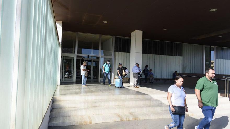 Clientes en la entrada de un hotel de la costa ayer. | IVÁN URQUIZAR