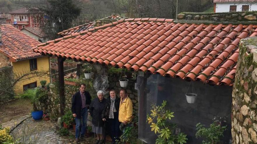 Javier García, Pacita Martino, María del Mar Escandón y Aurelio Ferrero, junto a La Fuentina.