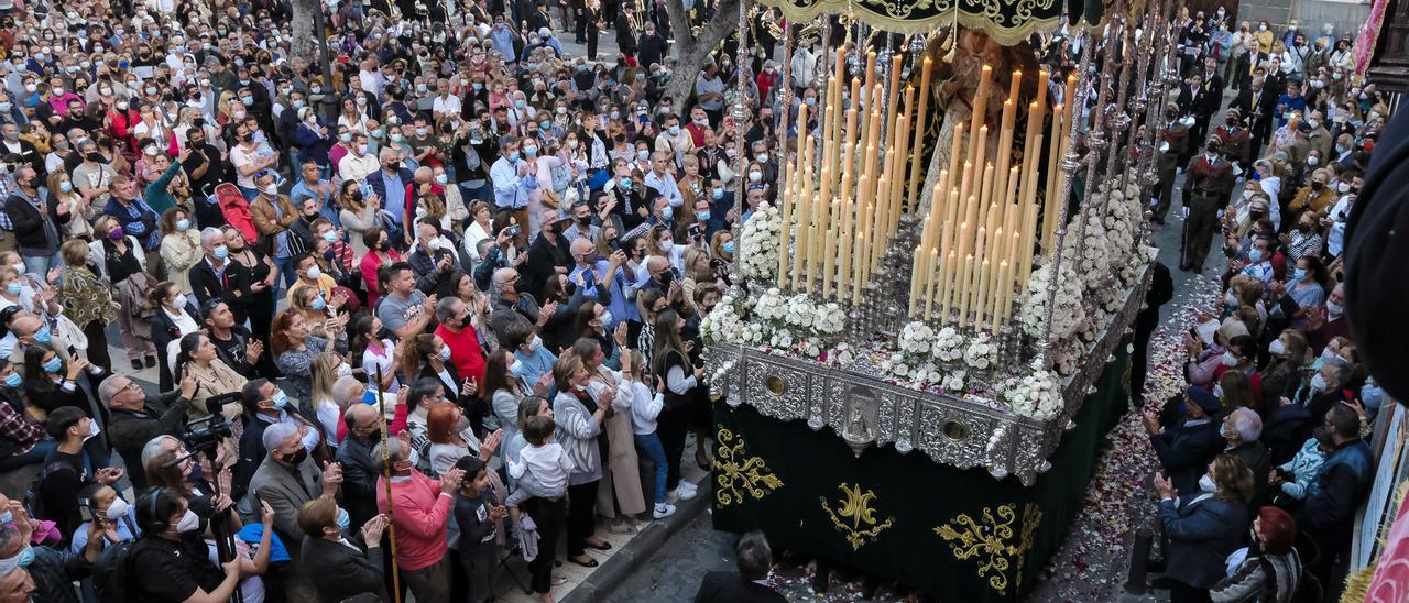 Salida de la Esperanza de Vegueta de la parroquia de Santo Domingo de Guzmán, de Las Palmas de Gran Canaria.