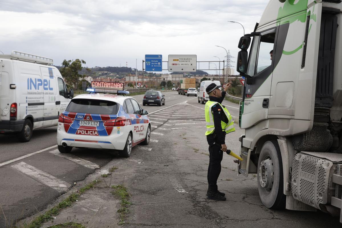 El amplio operativo en Gijón por la activación del protocolo anticontaminación, en imágenes