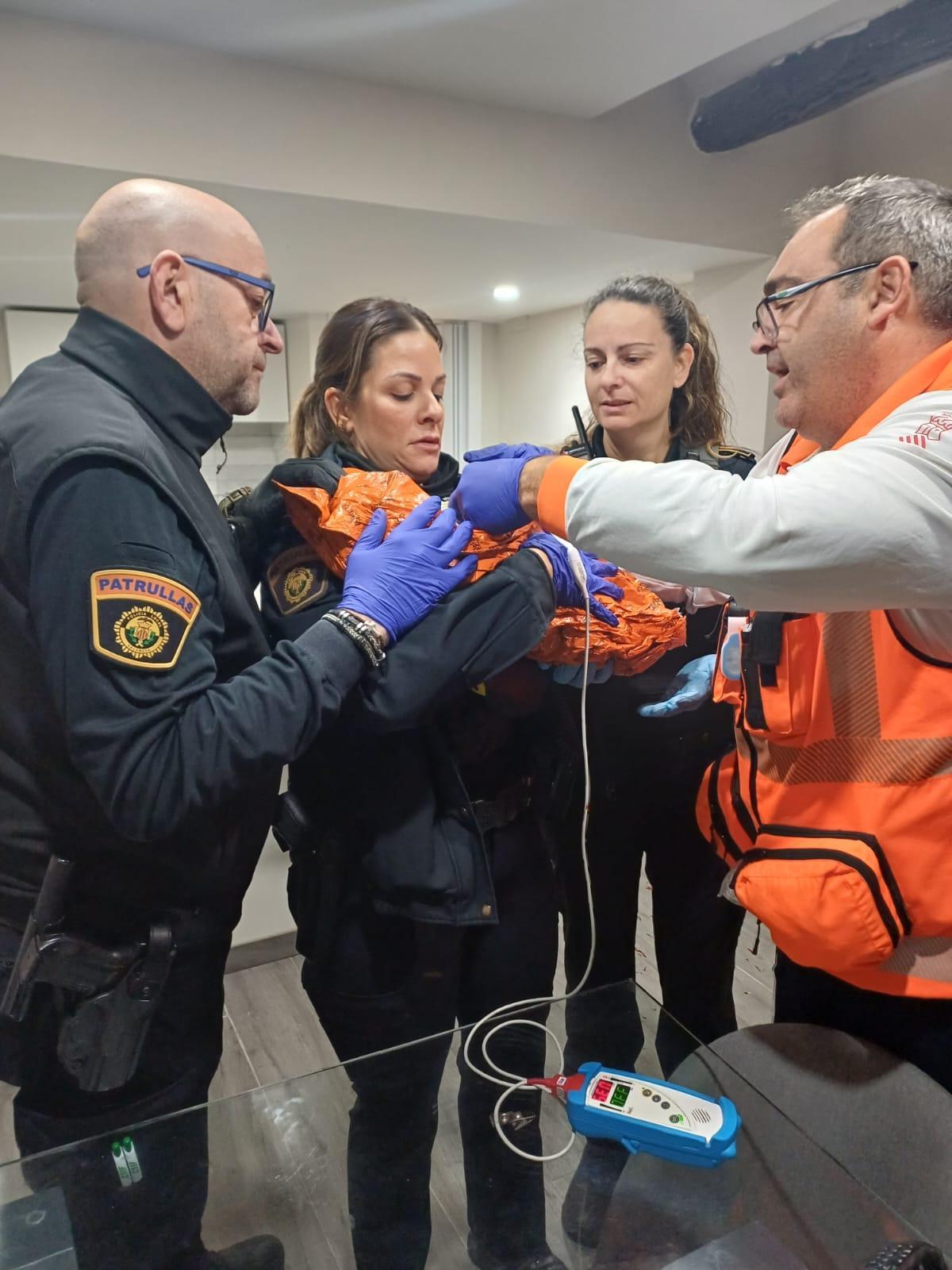 Visita de los agentes a la joven madre.