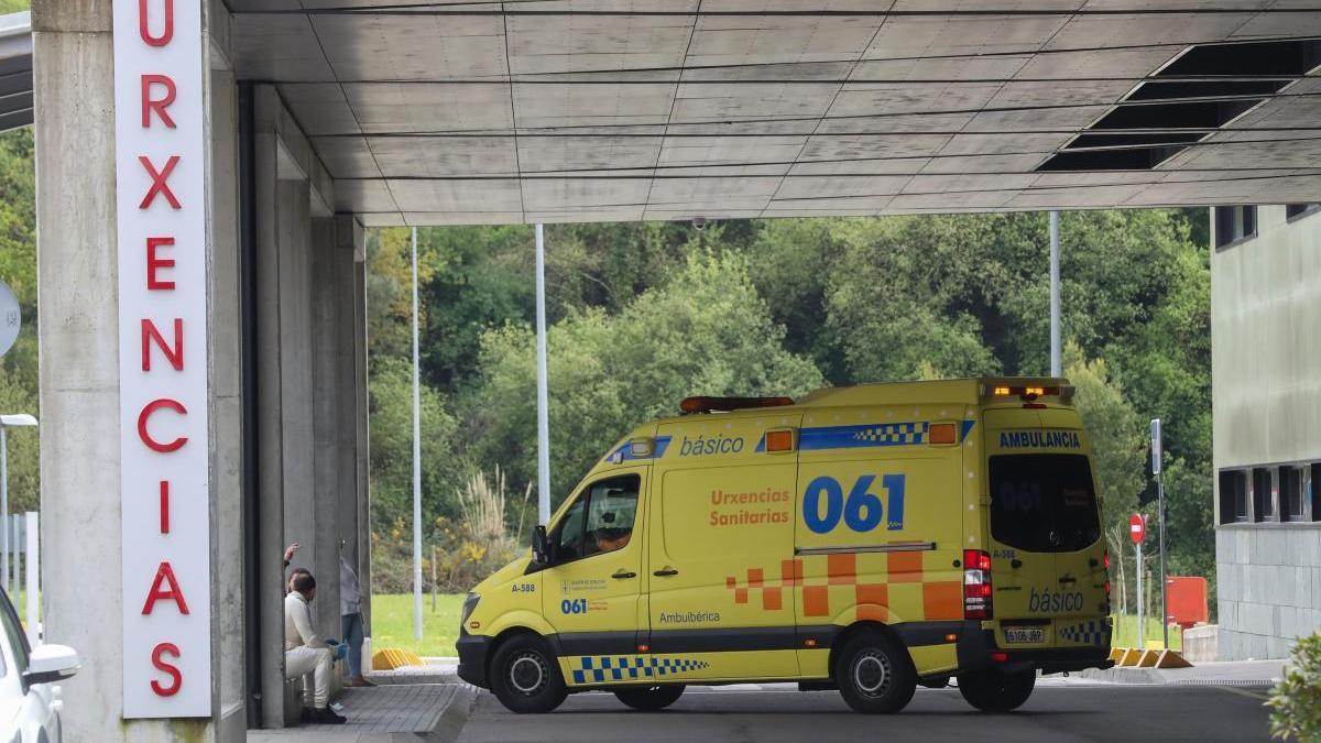 Una ambulancia en la entrada de Urgencias del Cunqueiro. // R. Grobas