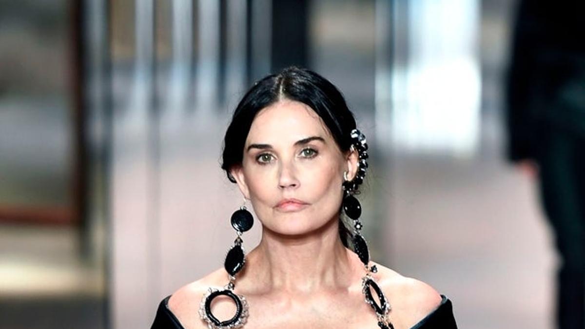 Demi Moore hace lo mismito que tú y que yo: bien de filtro ¿y cara nueva?