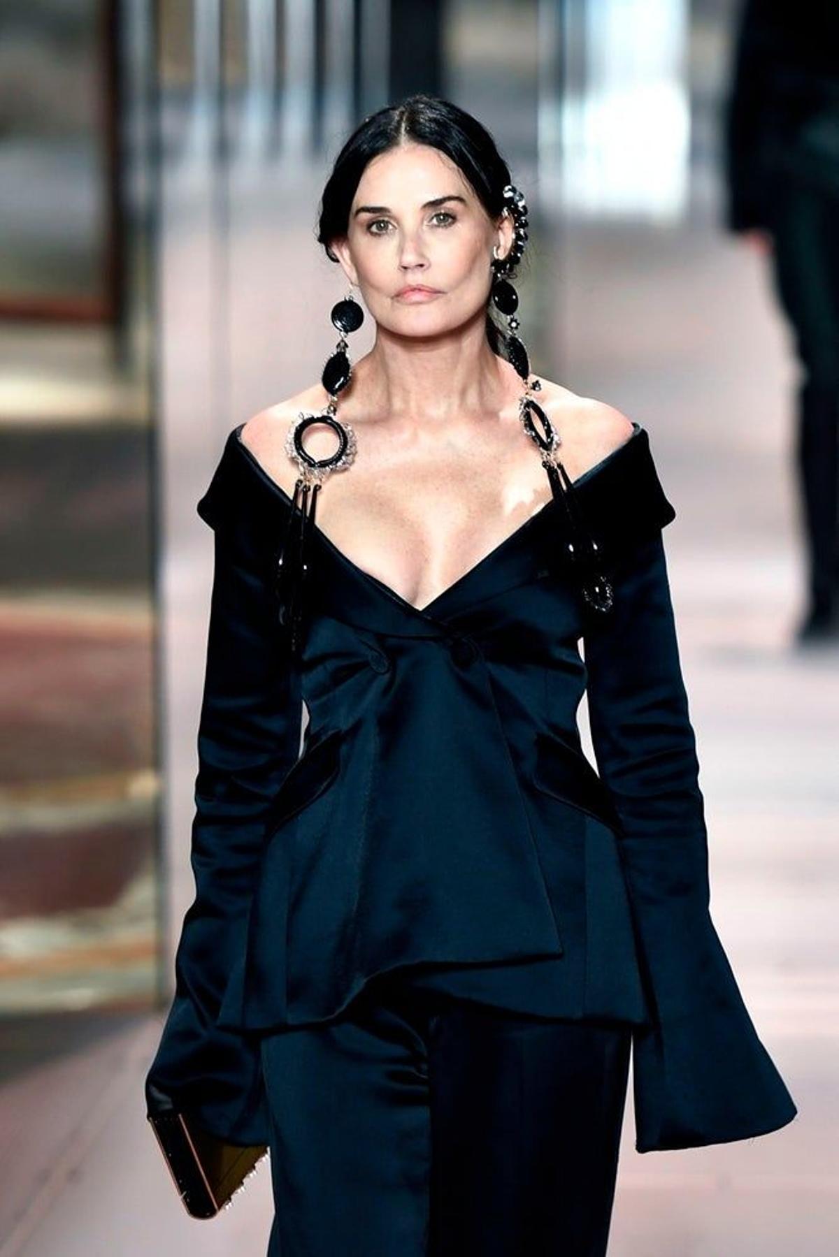 Demi Moore en el desfile de Fendi CON CARA NUEVÍSIMA