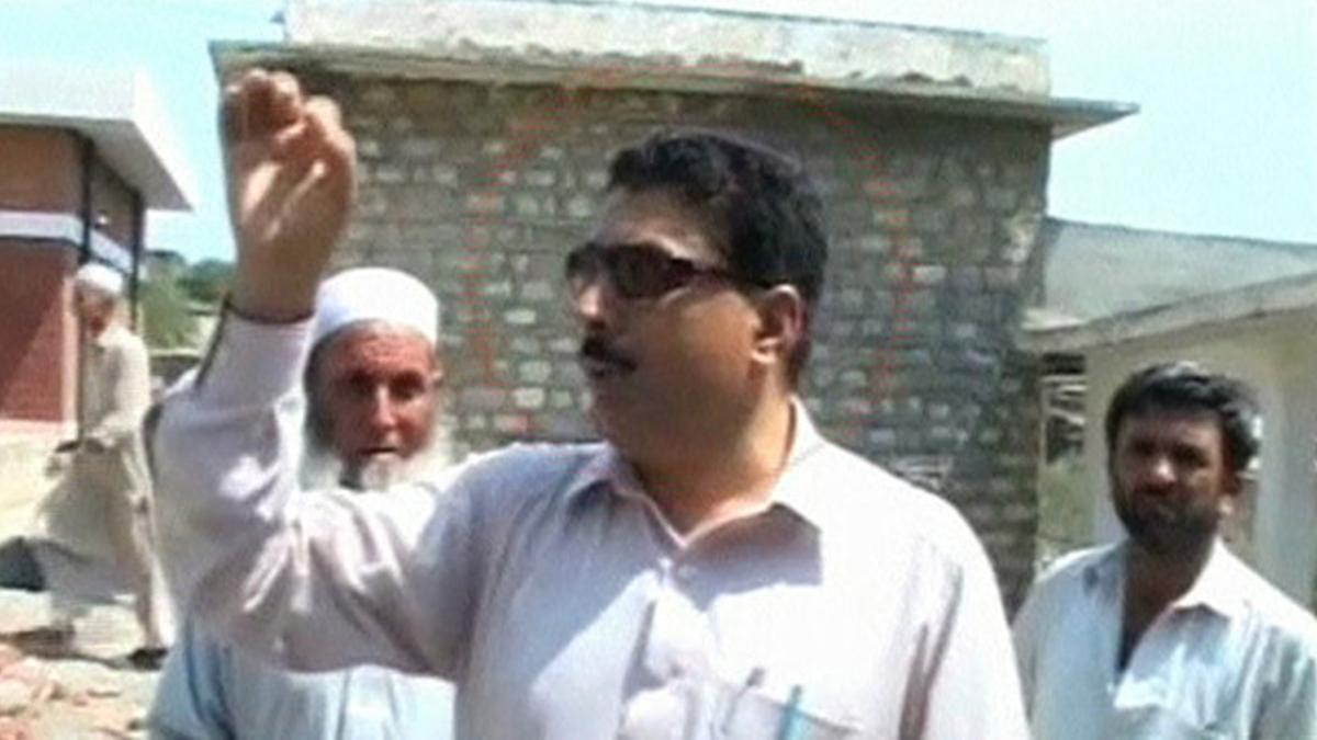 El doctor Shakil Afridi, en una captura de vídeo en una localidad desconocida de Pakistán.