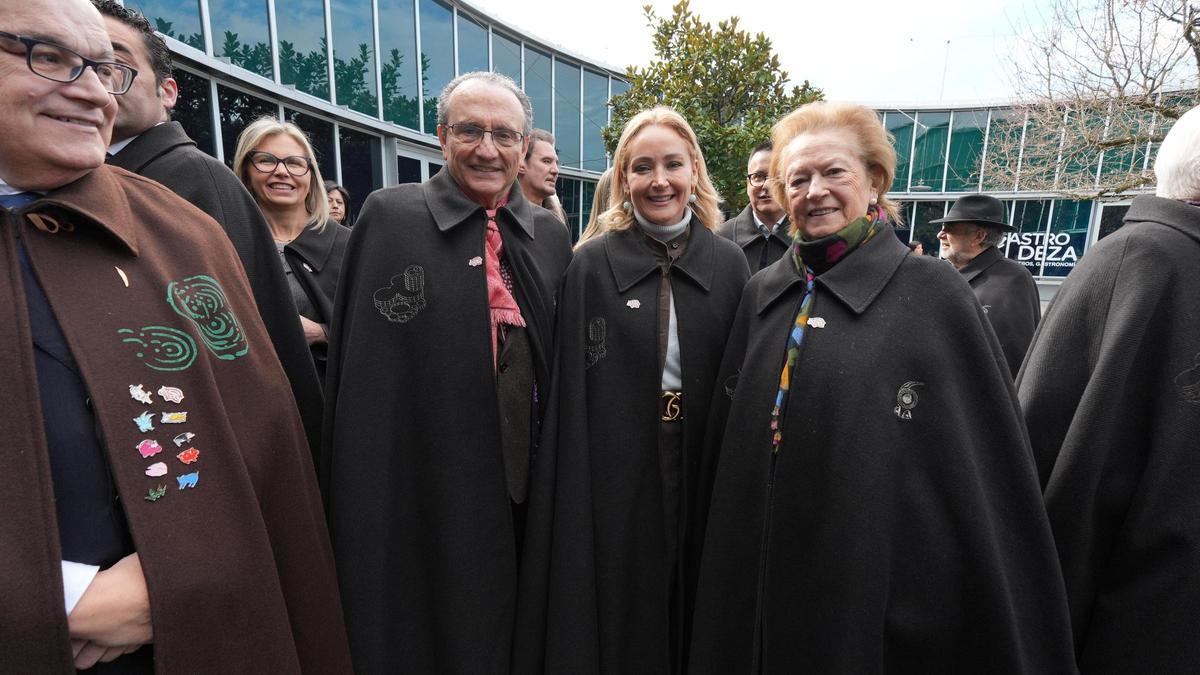Javier Moll, Arantza Sarasola y Marian Mouriño, proclamados con «orgullo» comendadores de la Feira do Cocido