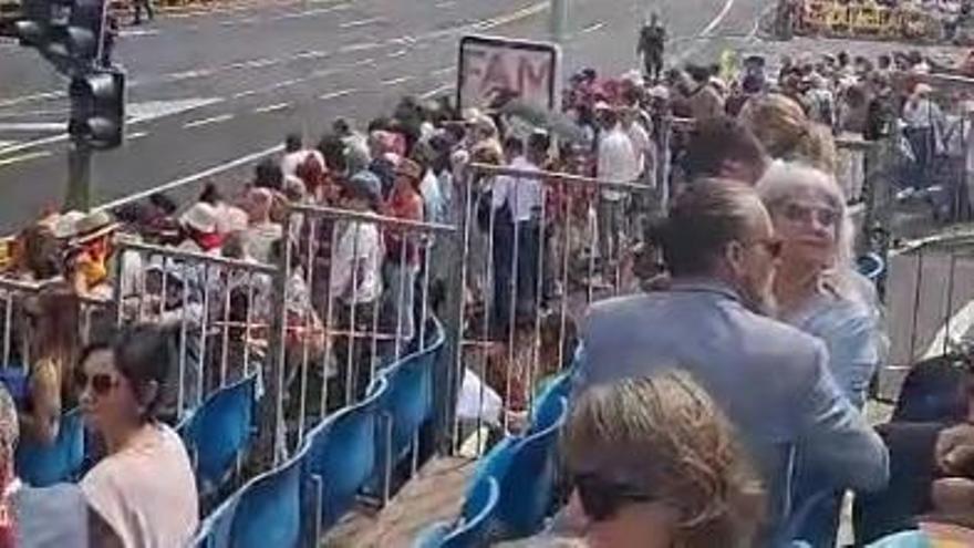 Ambiente de la grada Auditorio,  donde están autoridades insulares, representación de sociedades de Santa Cruz y grupos del Carnaval. Hasta la reina ... del Carnaval 2025