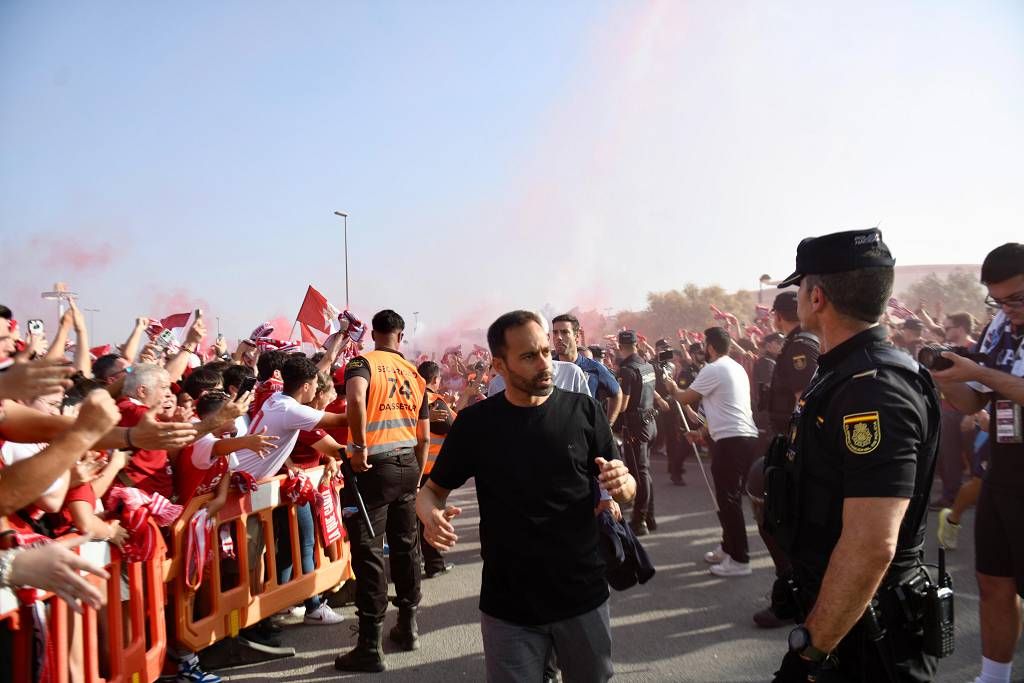 Recibimiento de la afición al Real Murcia antes del partido ante el Nástic