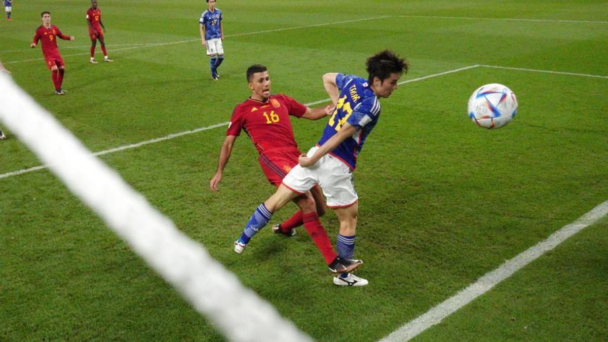 Rodri y Tanaka pugnan por el balón