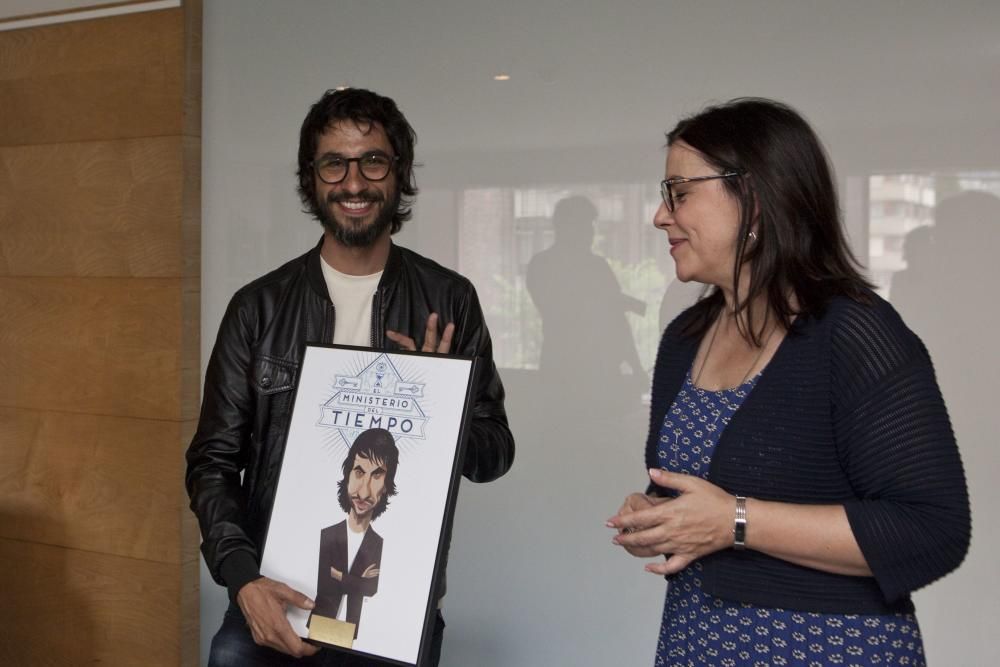 Entrega del premio Asturiano del Mes a Marc Vigil, director de la serie el 'Ministerio del tiempo'