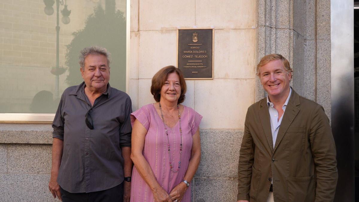 Los hijos de maría Dolores Gómez Tejedor, Antonio y Carmen Vázquez Figueroa, posan con el alcalde de Badajoz, Ignacio Gragera, junto a la placa.