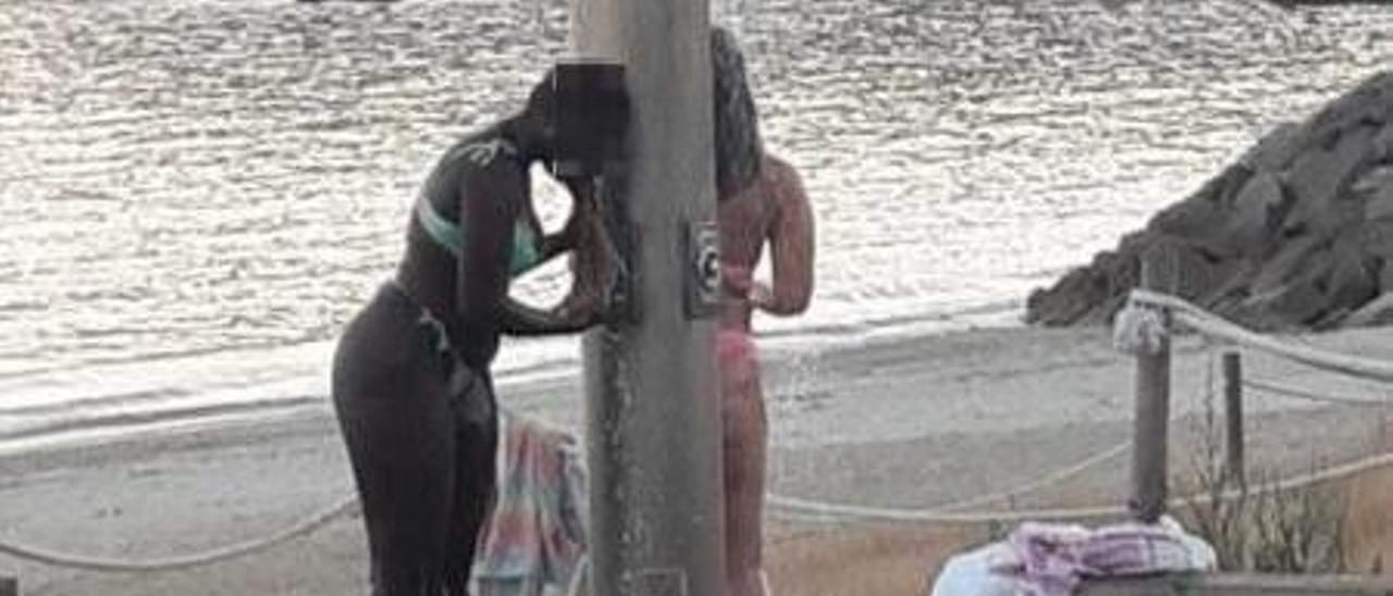 Dos bañistas, esta semana, usando gel en Rodeira.