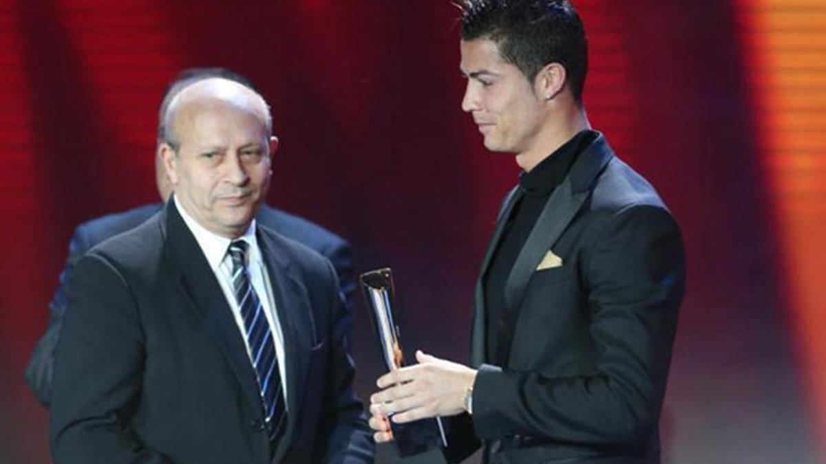 Cristiano Ronaldo recibe el premio al Jugador Más Valioso de manos del ministro José Ignacio Wert en 2013