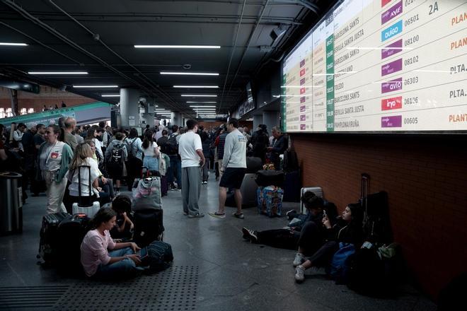 Viajeros en la estación de Atocha después del apagón eléctrico del día 28