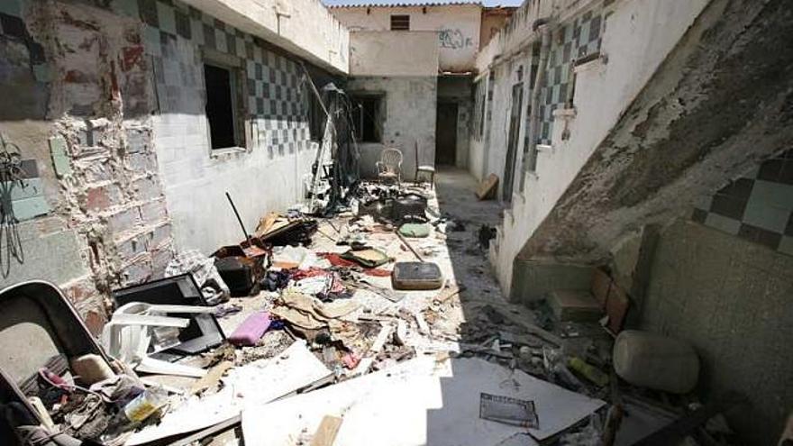 Basura en el interior de la casa abandonada, ayer.