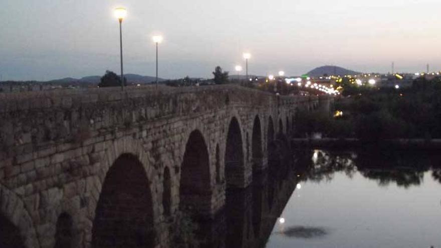 El puente romano de Mérida lleva cinco meses sin iluminación artística