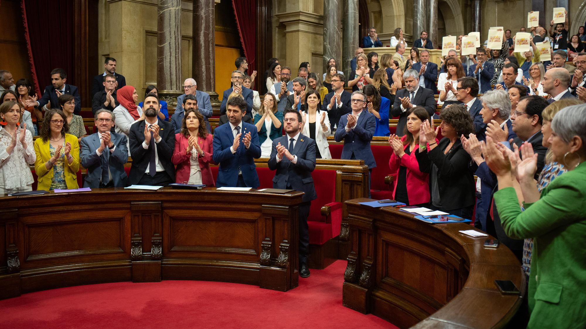 La Ley del catalán en la escuela, a votación en el pleno del Parlament de Cataluña El presidente de la Generalitat, Pere Aragonès (1i), y los consellers, aplauden tras la aprobación de la nueva ley, en una sesión plenaria, en el Parlament de Cataluña, a 8 de junio de 2022, en Barcelona, Catalunya (España). El pleno del Parlament debate y vota la proposición de ley sobre el uso y aprendizaje de las lenguas oficiales en la enseñanza no universitaria. Una iniciativa que pactaron PSC-Units, ERC, Junts y comuns, después de que el Consejo de Garantias Estatutarias (CGE) haya avalado por unanimidad esta iniciativa parlamentaria 08 JUNIO 2022