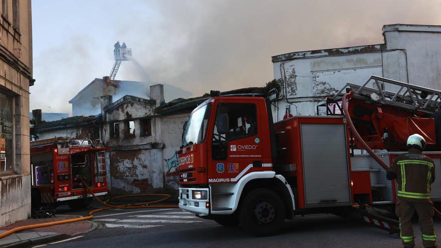 Alarma por un nuevo incendio en las naves de okupas de Almacenes Industriales en Oviedo