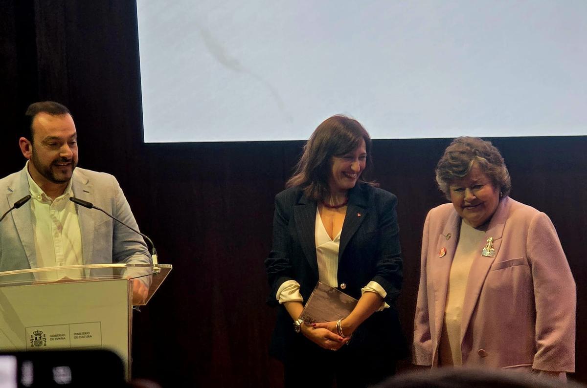 Manuel Ángel Álvarez, Nuria Ordóñez y Cristina Almeida, en el acto de entrega de los premios en el Thyssen.