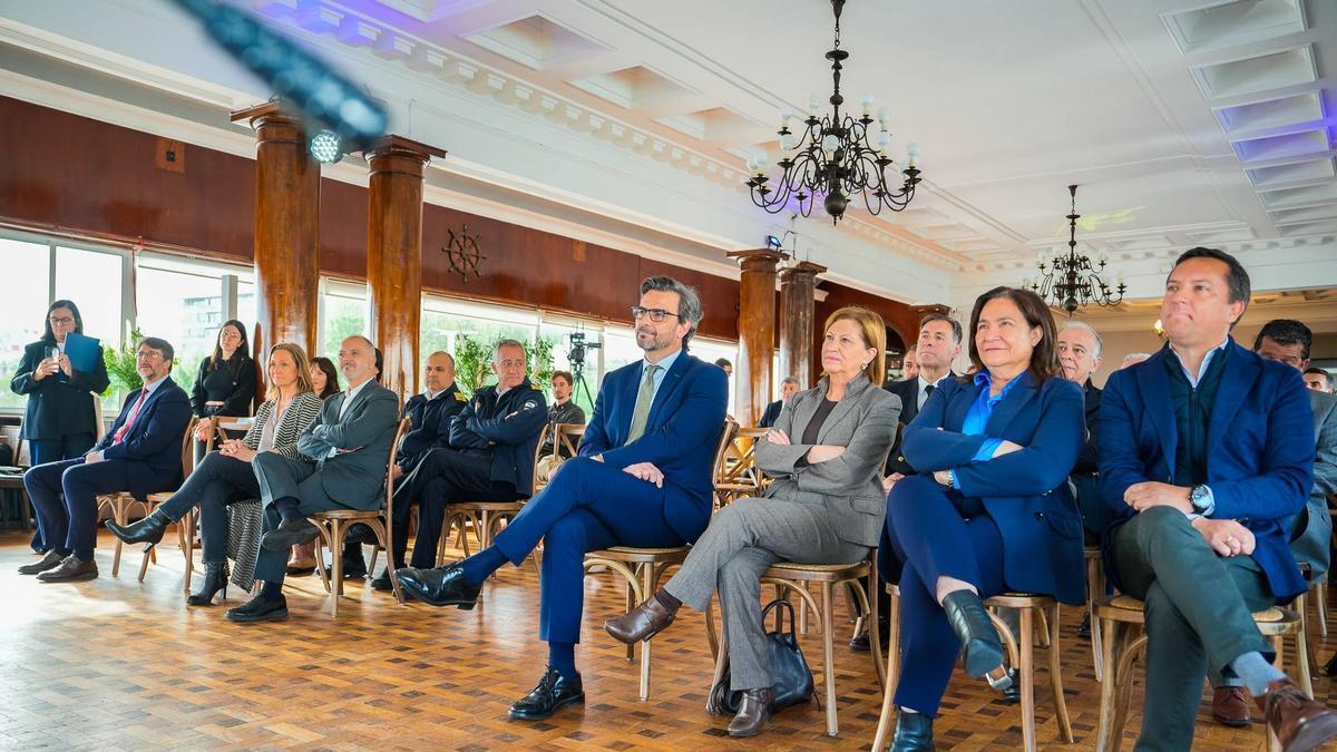 En primera fila: Rubén Marín, Luisa Sánchez, David Regades, Diego Calvo, Elena Espinosa, Ana Ortiz y David Suárez. / Pedro Mina
