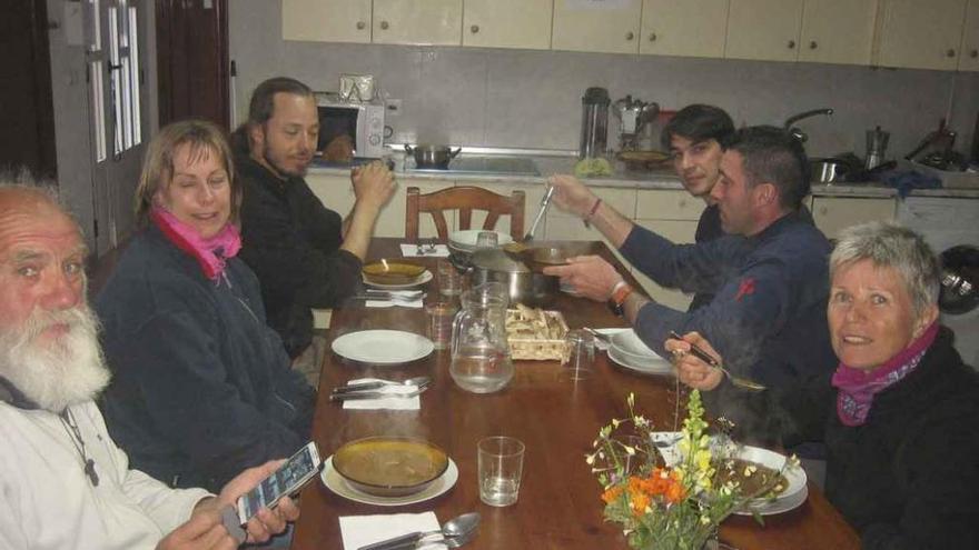 Un grupo de peregrinos come en el albergue de Tábara.