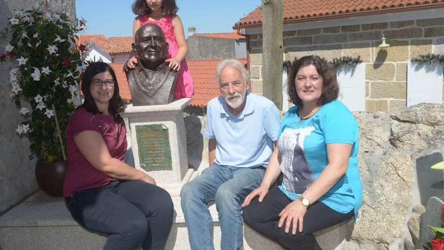 Raquel Prego (drcha.), y otras descendientes del empresario, con el artista, Lucas Míguez, y el busto. NP