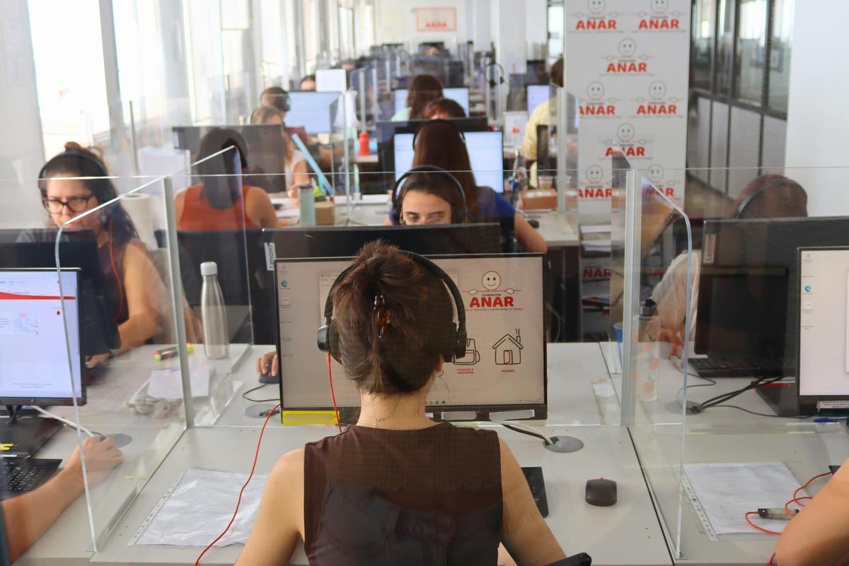 El equipo de la línea de ayuda de la Fundación Anar durante el ejercicio de sus funciones.