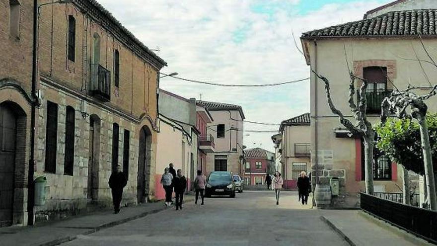 Vecinos pasean por una de las calles  principales del municipio de Morales de Toro. | M.  J. C.